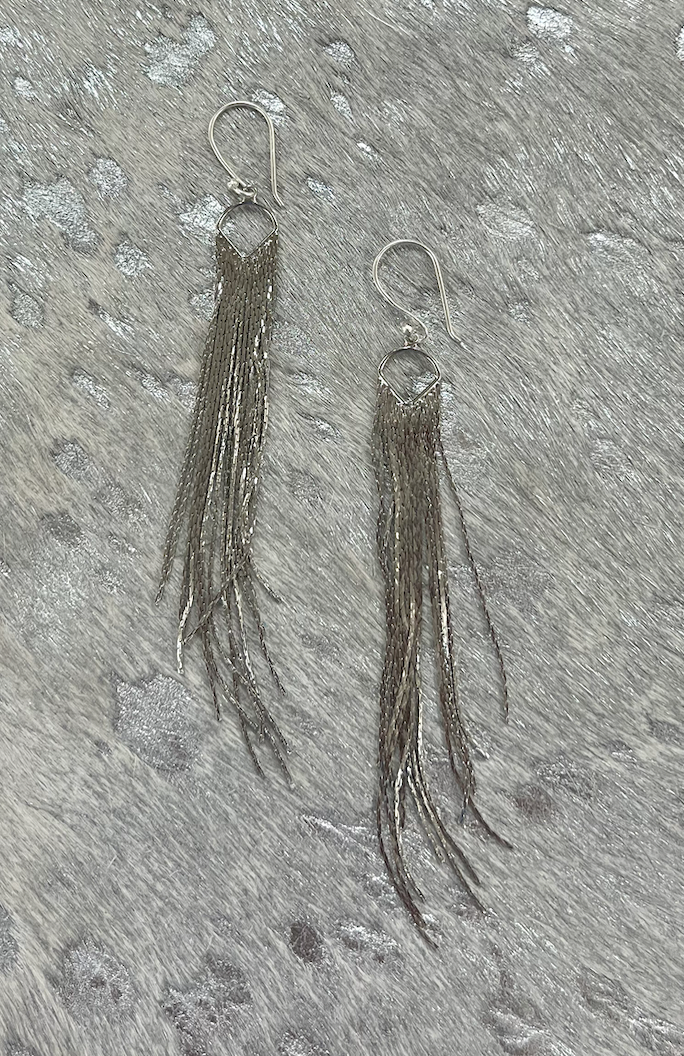 Load image into Gallery viewer, LE.562 - Silver Tassel
